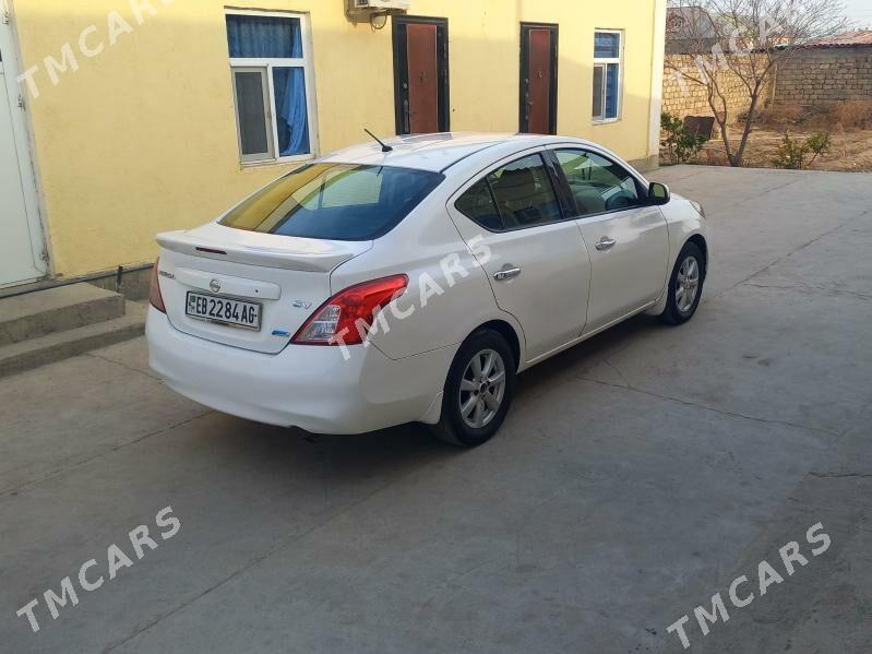 Nissan Versa 2014 - 100 000 TMT - Büzmeýin - img 3