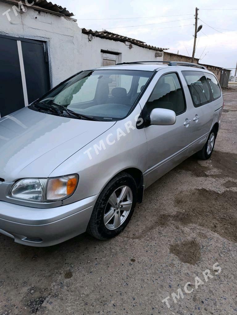 Toyota Sienna 2002 - 125 000 TMT - Теджен - img 2