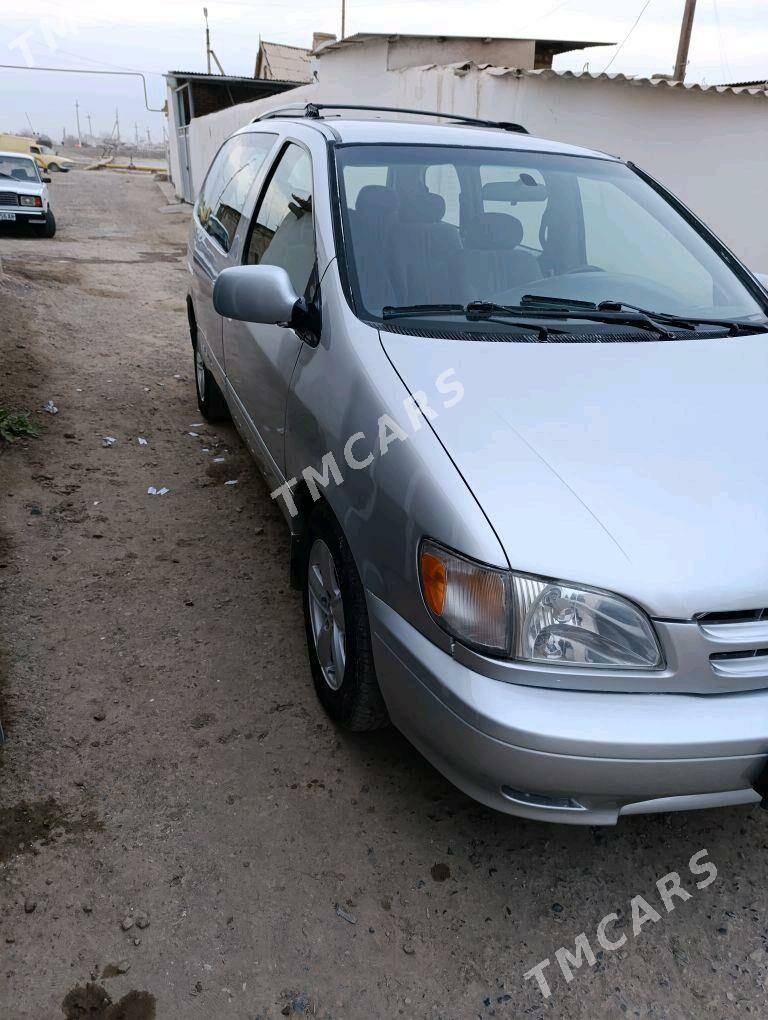 Toyota Sienna 2002 - 125 000 TMT - Теджен - img 3