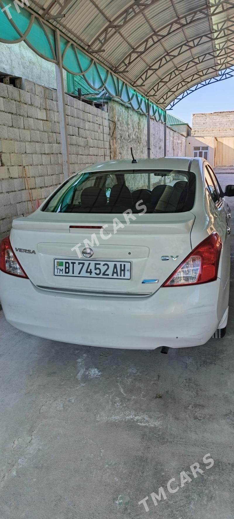 Nissan Versa 2014 - 100 000 TMT - Теджен - img 2