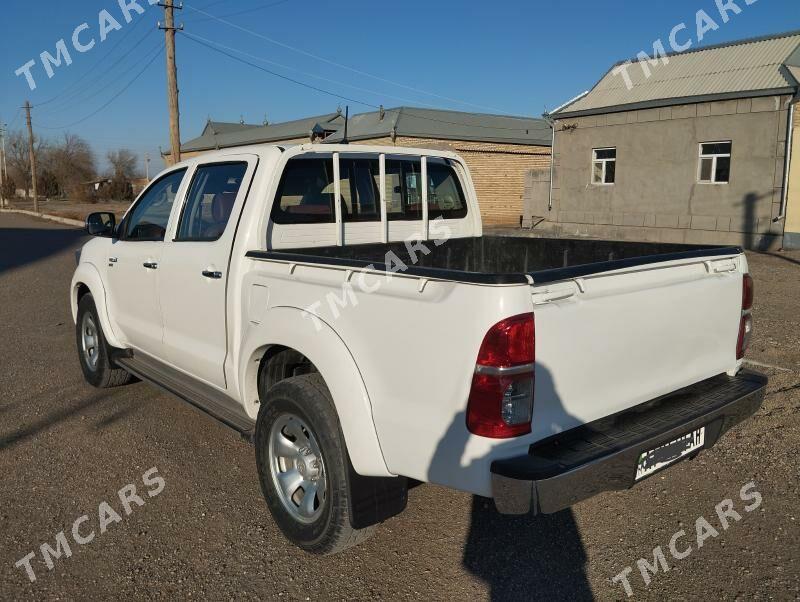 Toyota Hilux 2012 - 280 000 TMT - Sarahs - img 2