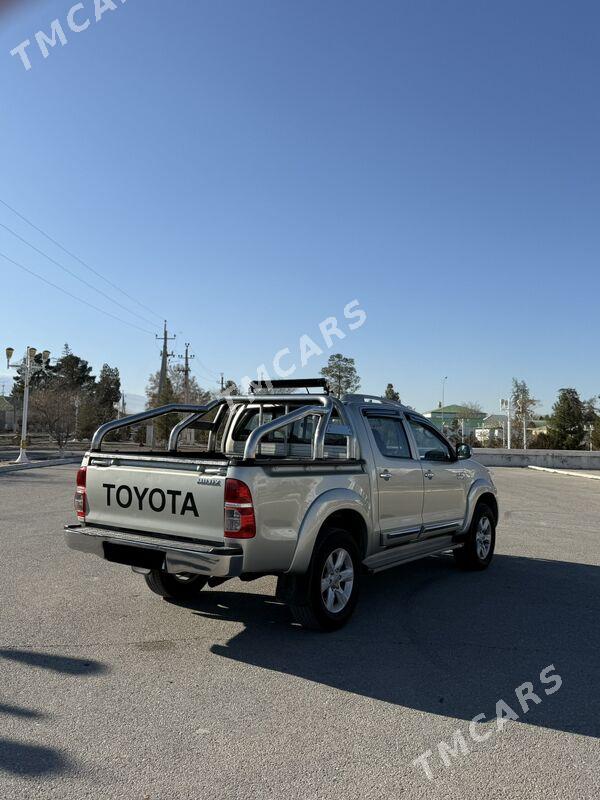 Toyota Hilux 2013 - 330 000 TMT - Ак-Бугдайский этрап - img 3