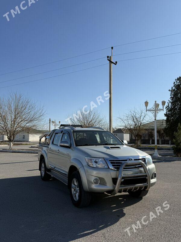 Toyota Hilux 2013 - 330 000 TMT - Ак-Бугдайский этрап - img 4