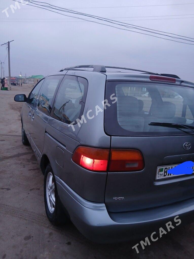 Toyota Sienna 2000 - 130 000 TMT - Gubadag - img 3