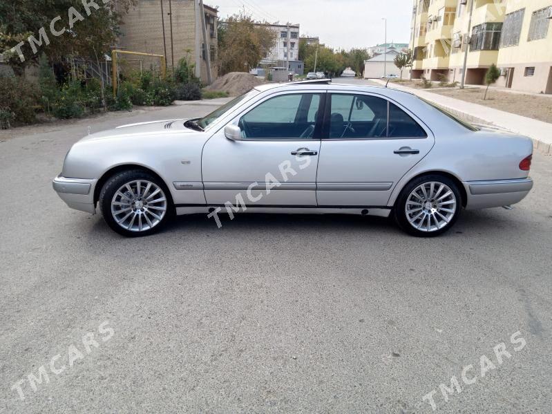 Mercedes-Benz E320 1999 - 130 000 TMT - Mary - img 3