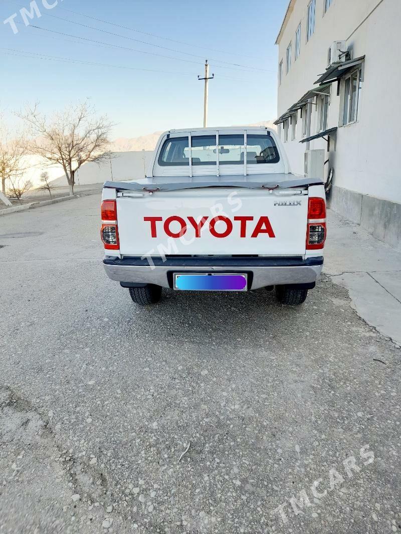 Toyota Hilux 2010 - 235 000 TMT - Балканабат - img 7