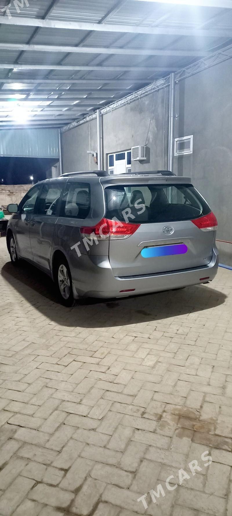 Toyota Sienna 2013 - 245 000 TMT - Байрамали - img 2