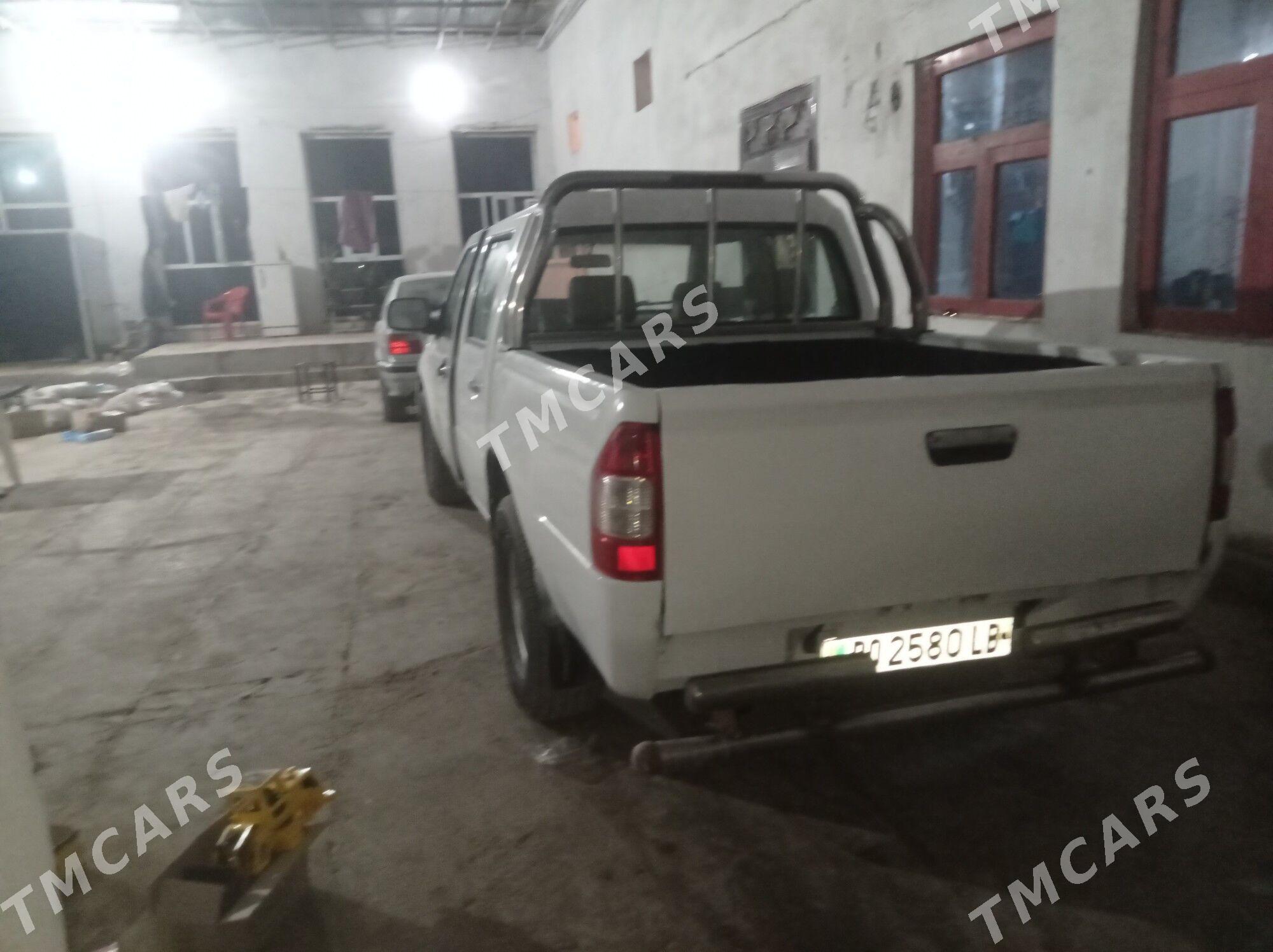 Toyota Hilux 2006 - 150 000 TMT - Фарап - img 3