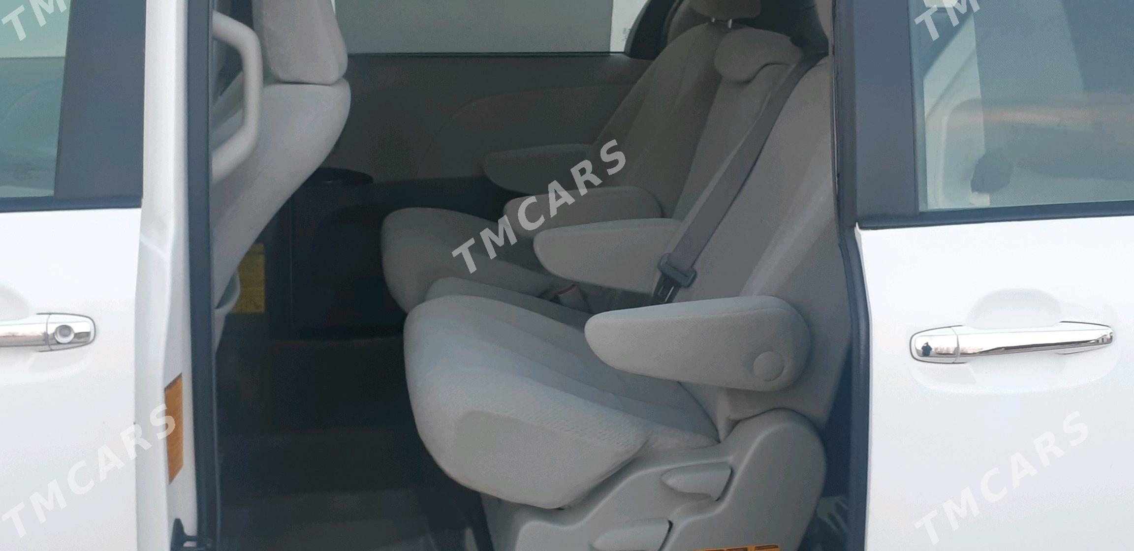 Toyota Sienna 2011 - 250 000 TMT - Мары - img 5