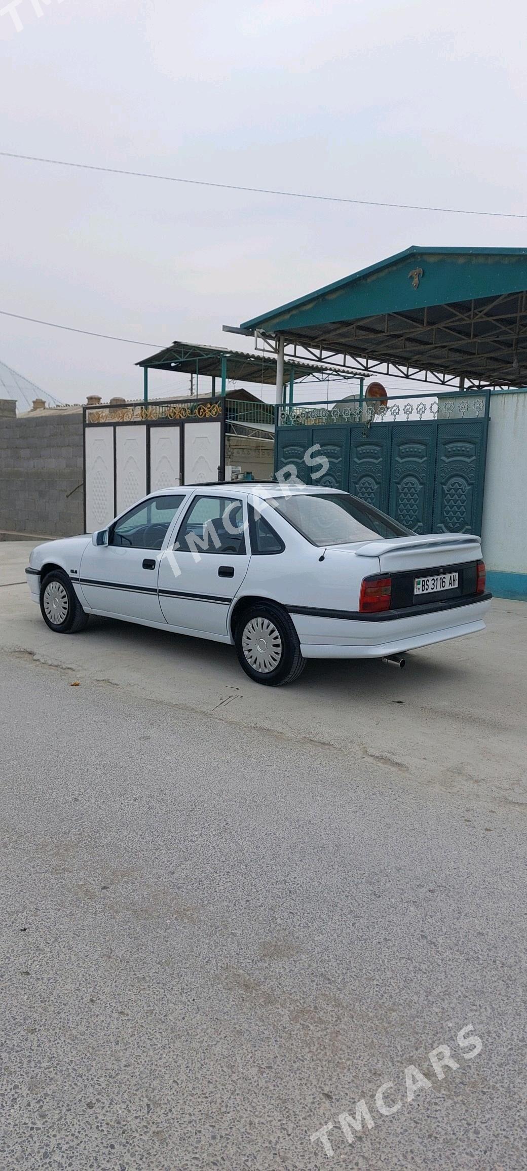 Opel Vectra 1990 - 45 000 TMT - Бахарден - img 3