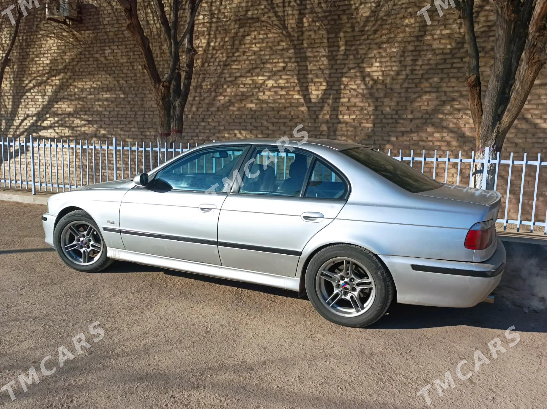 BMW E39 2002 - 120 000 TMT - Дашогуз - img 2