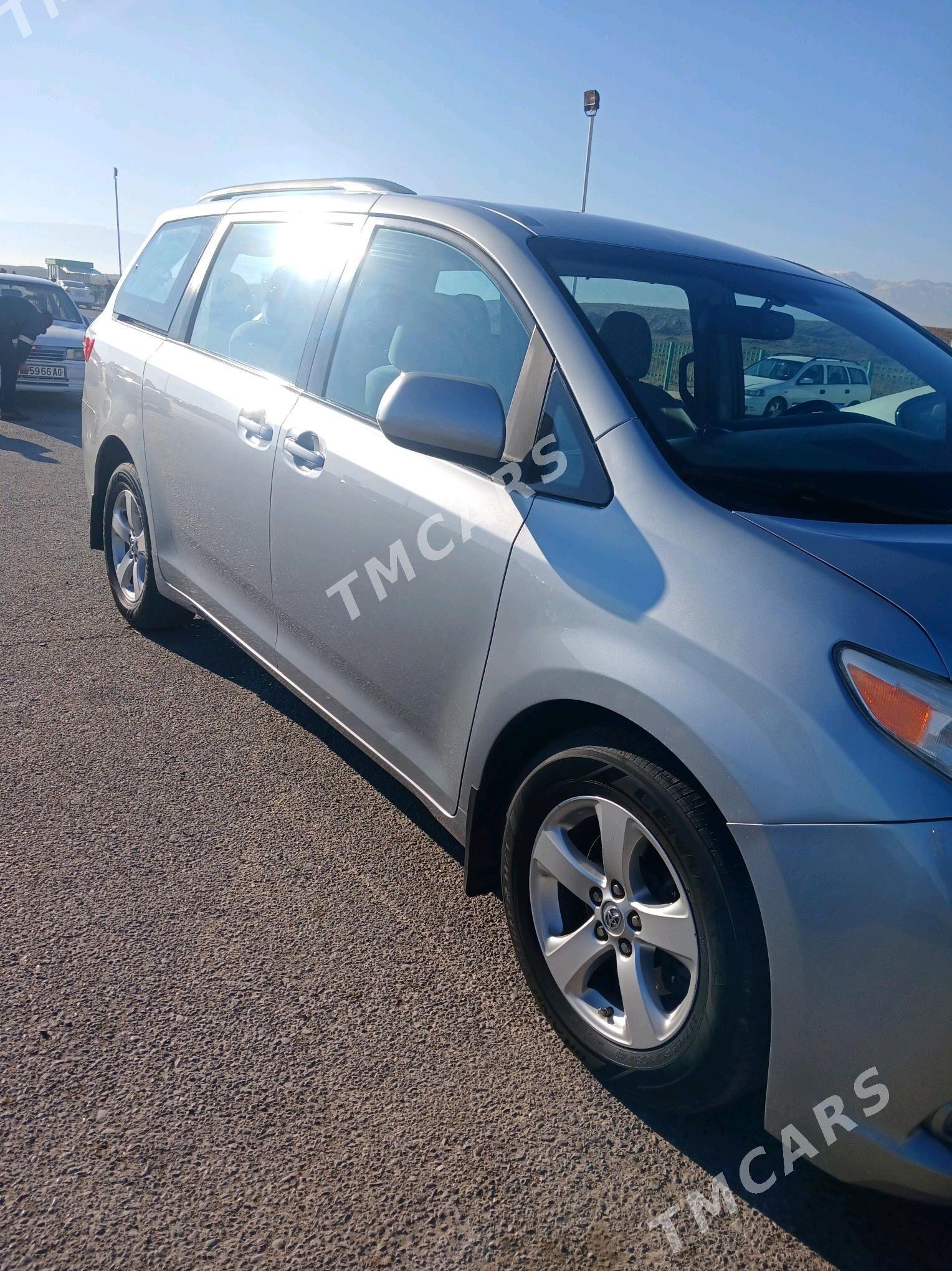 Toyota Sienna 2016 - 340 000 TMT - Halaç - img 6