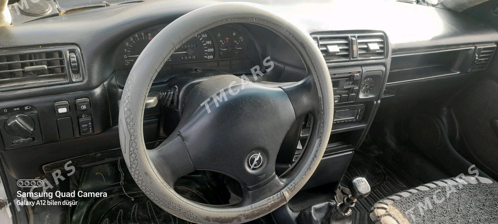 Opel Vectra 1990 - 25 000 TMT - Бахарден - img 2