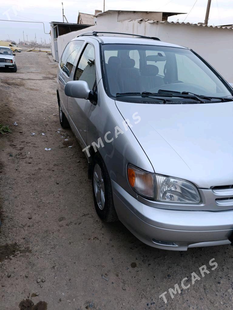 Toyota Sienna 2002 - 125 000 TMT - Теджен - img 5