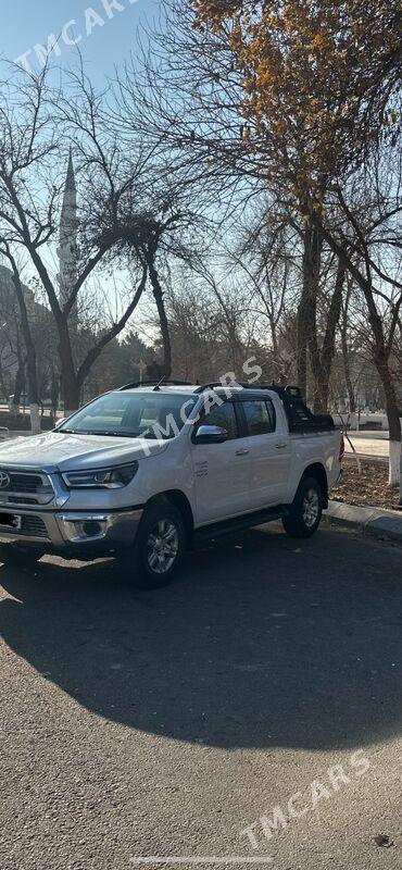 Toyota Hilux 2023 - 595 000 TMT - Aşgabat - img 3