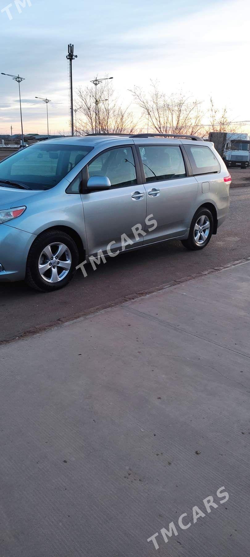 Toyota Sienna 2011 - 280 000 TMT - Daşoguz - img 3