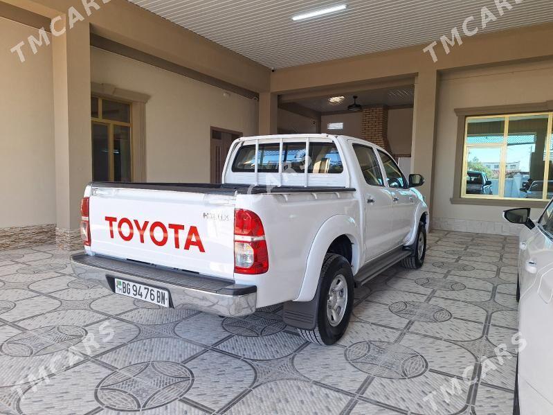 Toyota Hilux 2013 - 295 000 TMT - Балканабат - img 4