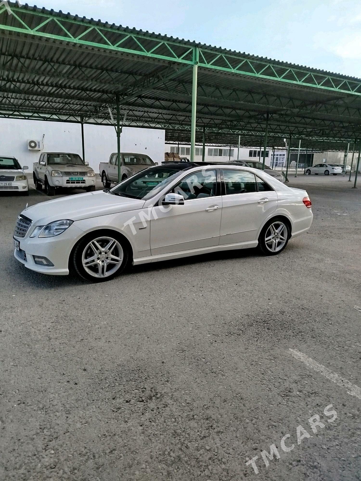 Mercedes-Benz E350 2011 - 270 000 TMT - Podwoýski köç. (Bitarap Türkmenistan şaýoly) - img 3