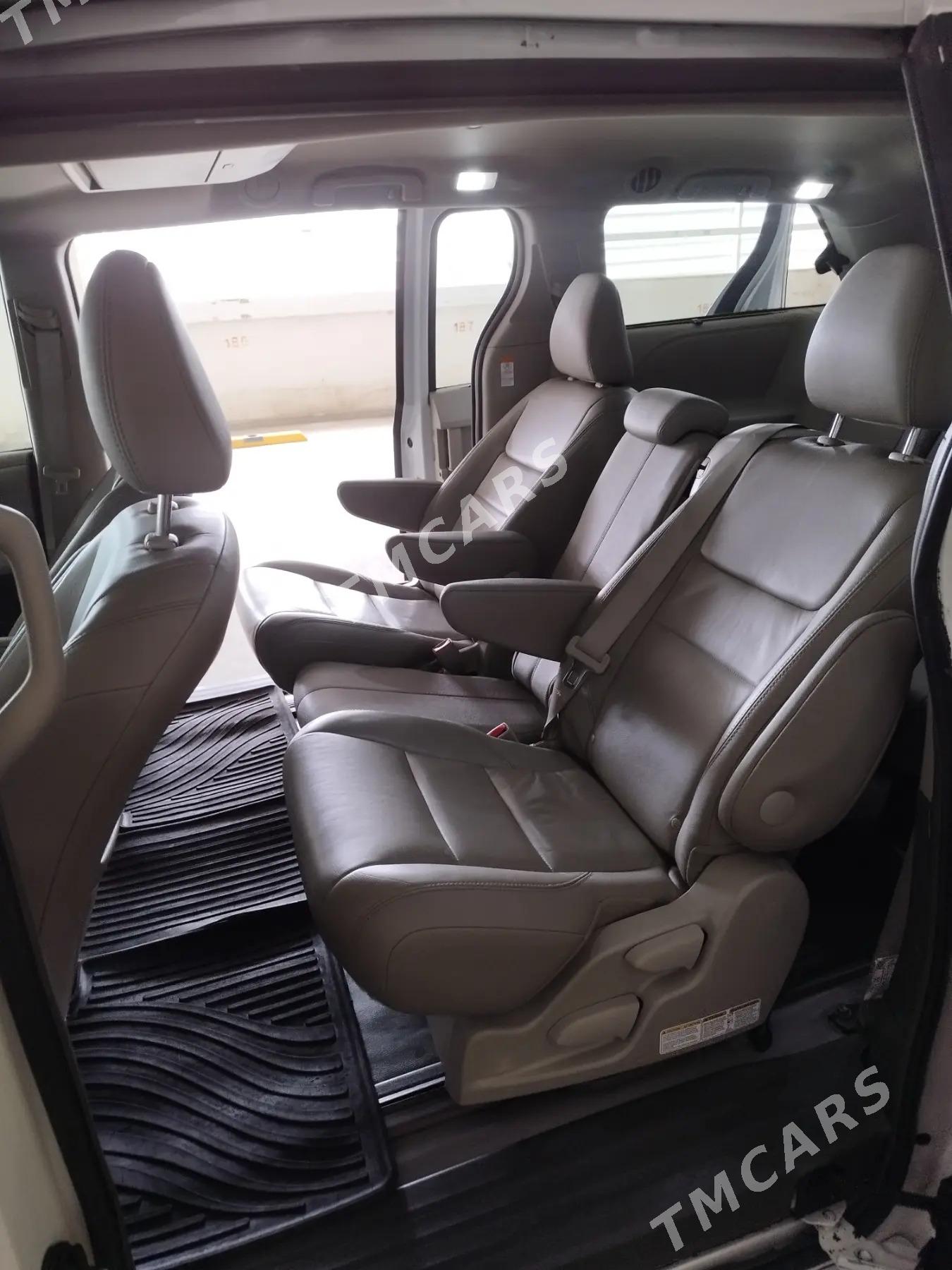 Toyota Sienna 2018 - 380 000 TMT - Aşgabat - img 8