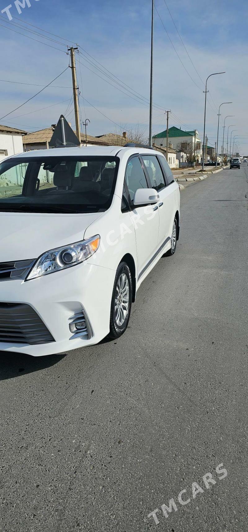 Toyota Sienna 2018 - 340 000 TMT - Balkanabat - img 3