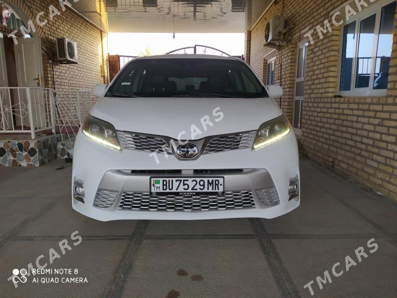 Toyota Sienna 2018 - 352 800 TMT - Мары - img 5