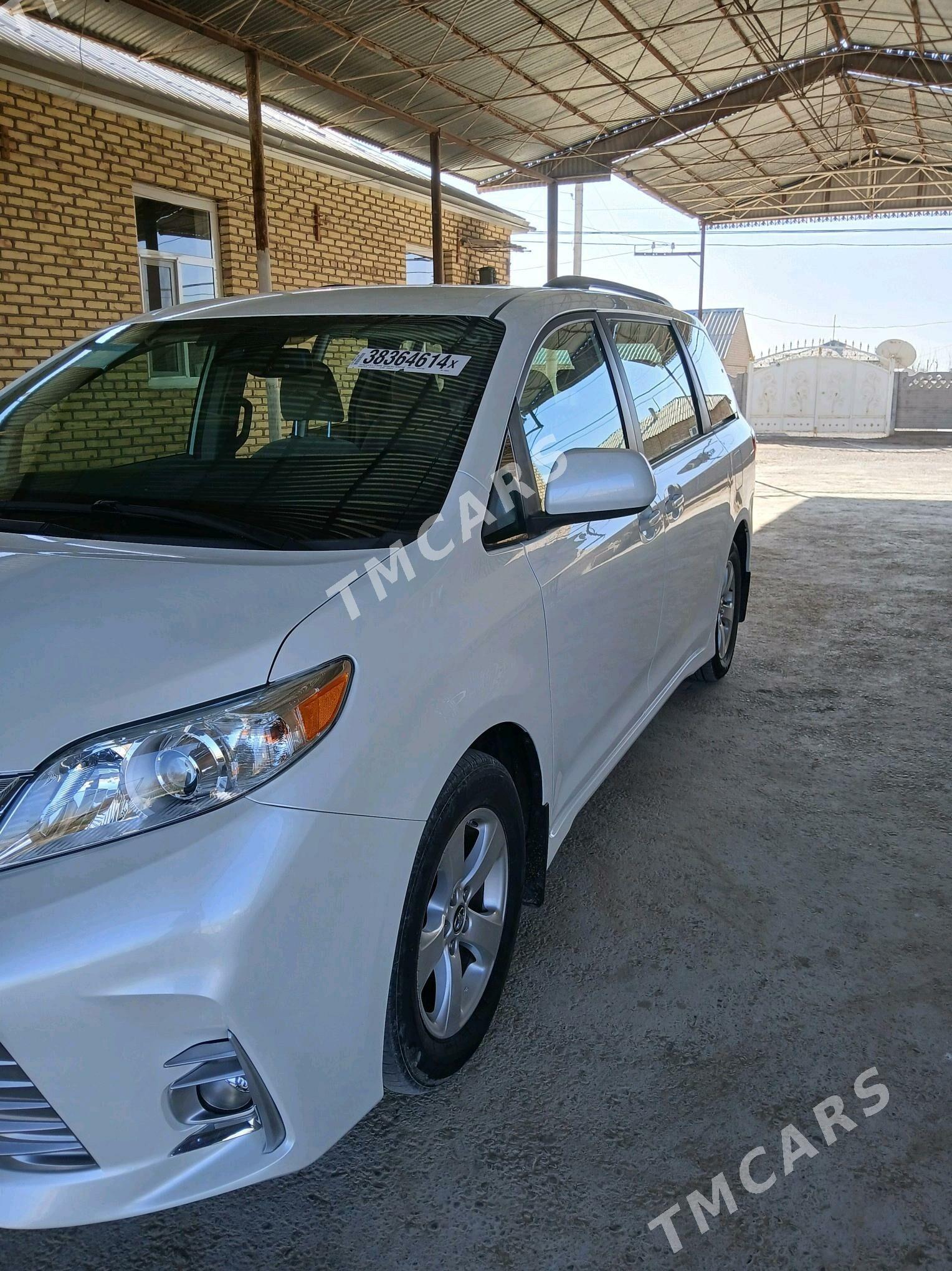 Toyota Sienna 2019 - 400 000 TMT - Мары - img 4