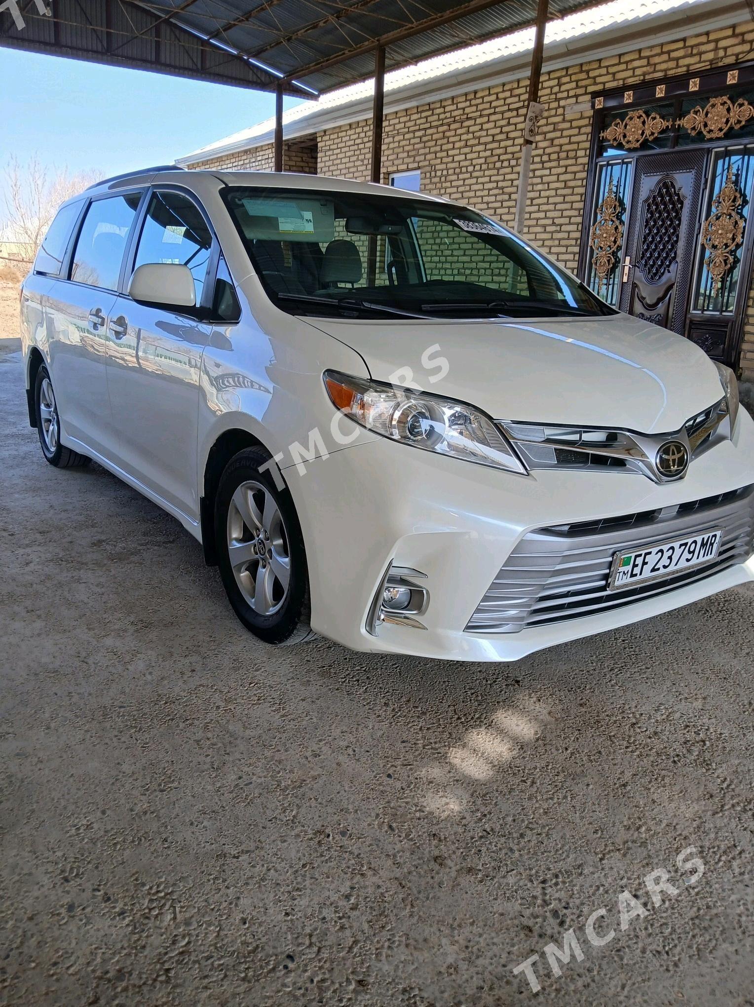 Toyota Sienna 2019 - 400 000 TMT - Мары - img 5