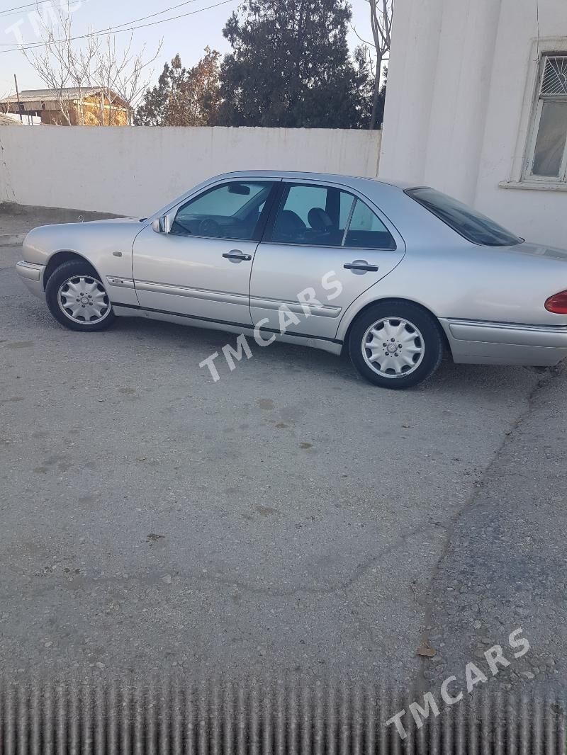 Mercedes-Benz E320 1999 - 90 000 TMT - Balkanabat - img 3