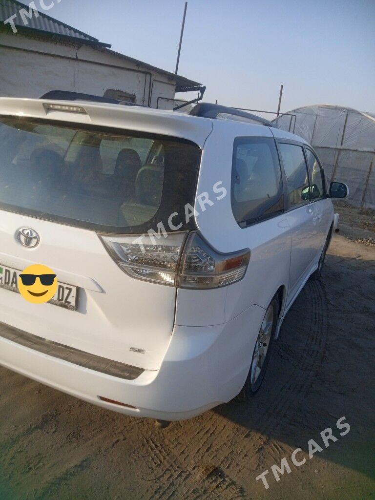 Toyota Sienna 2011 - 270 000 TMT - Şabat etr. - img 2