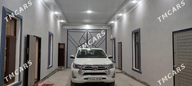 Toyota Hilux 2022 - 599 000 TMT - Гарадамак Шор - img 2