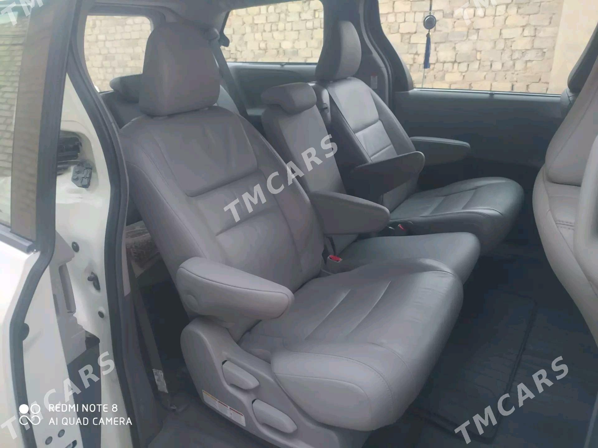 Toyota Sienna 2018 - 370 000 TMT - Анев - img 9