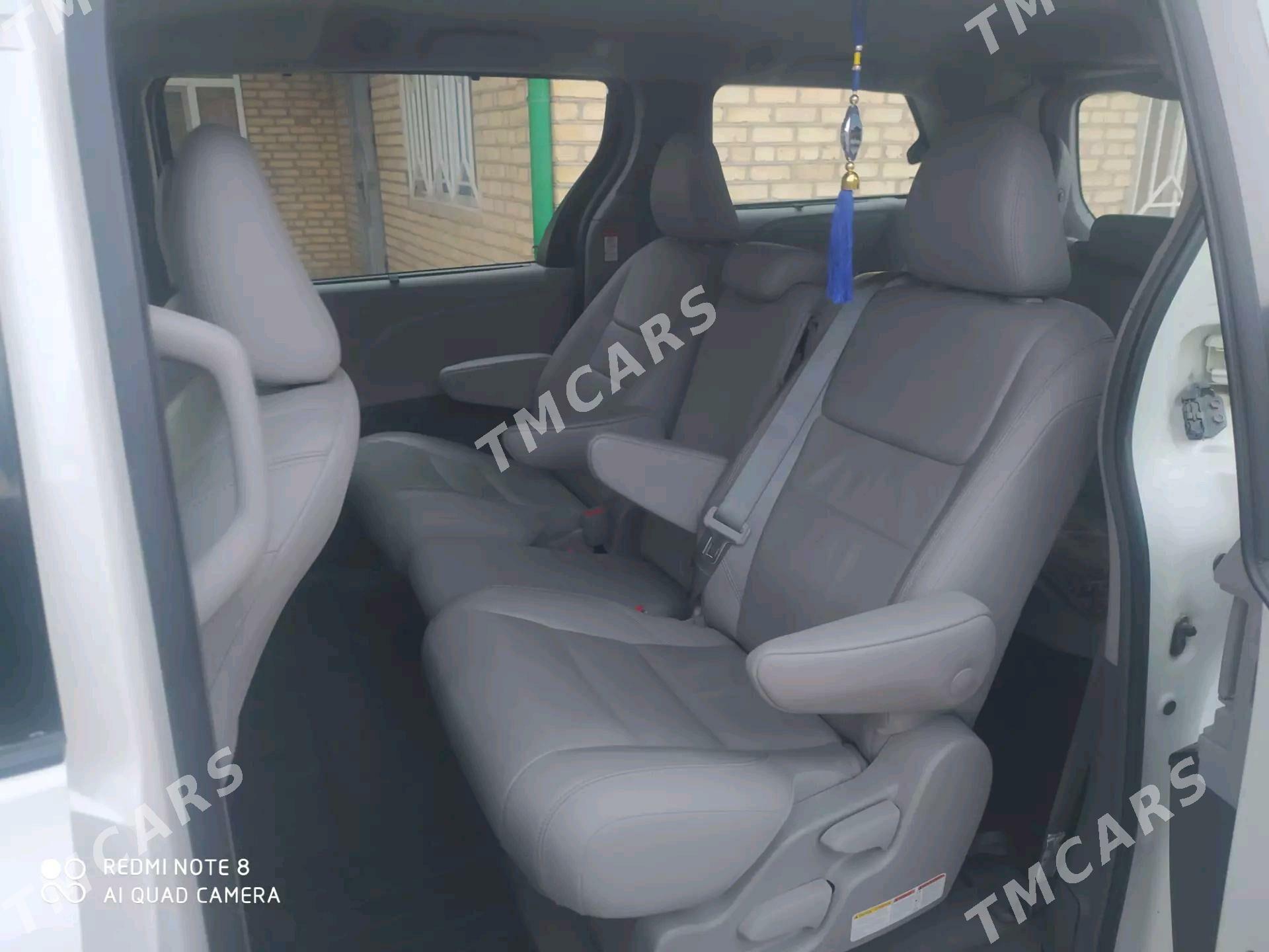 Toyota Sienna 2018 - 370 000 TMT - Анев - img 3