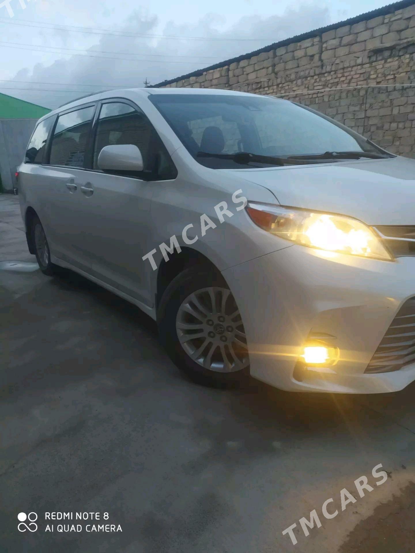 Toyota Sienna 2018 - 370 000 TMT - Анев - img 6