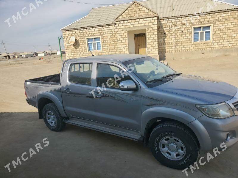 Toyota Hilux 2015 - 320 000 TMT - Эсенгулы - img 4