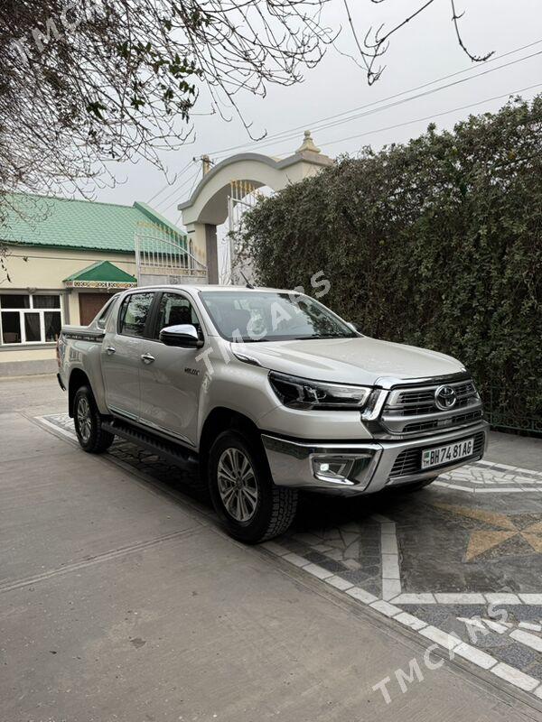 Toyota Hilux 2022 - 615 000 TMT - Aşgabat - img 4