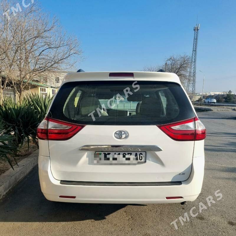 Toyota Sienna 2017 - 310 000 TMT - Бузмеин - img 4