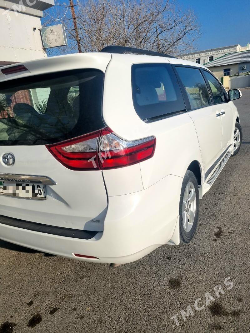 Toyota Sienna 2017 - 310 000 TMT - Бузмеин - img 5