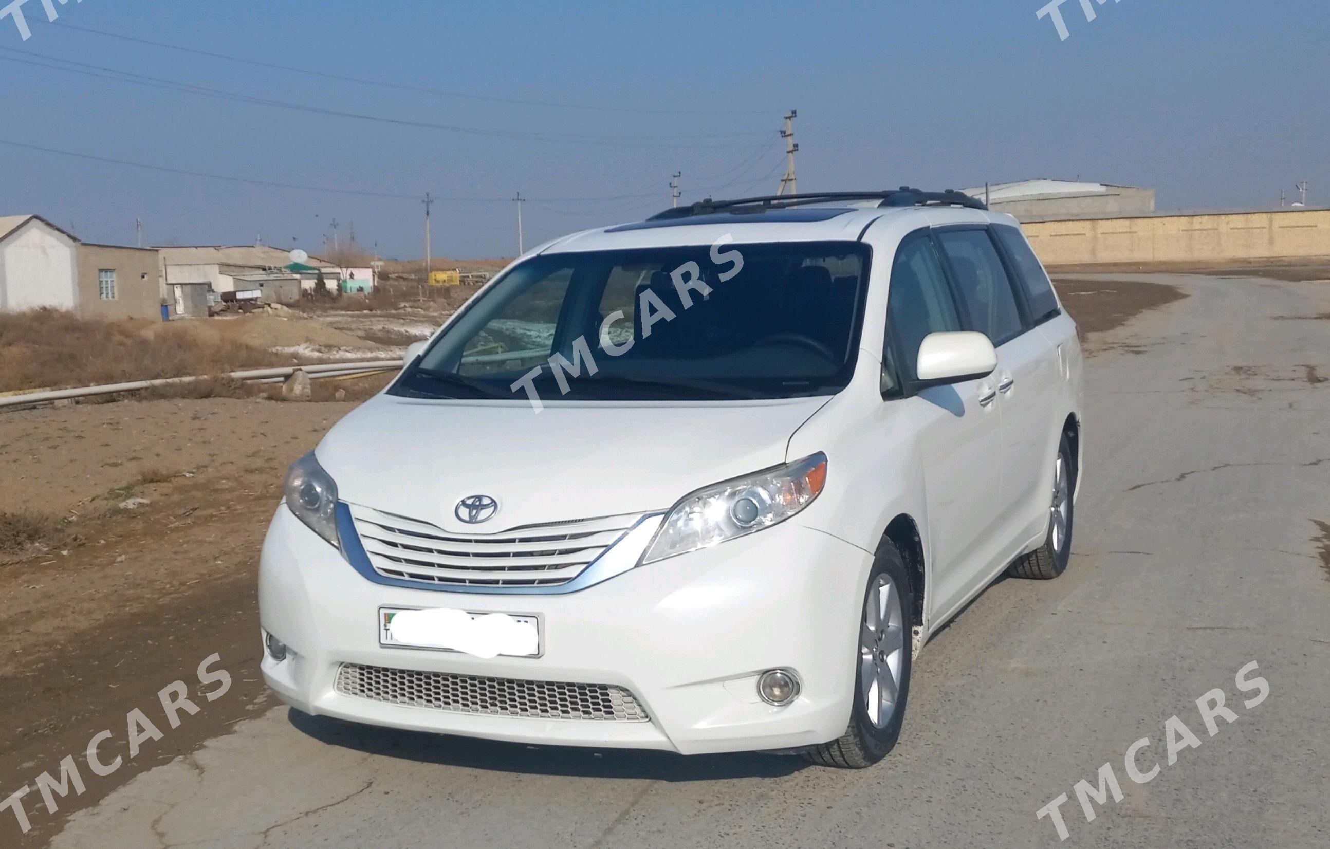 Toyota Sienna 2010 - 265 000 TMT - Анев - img 2