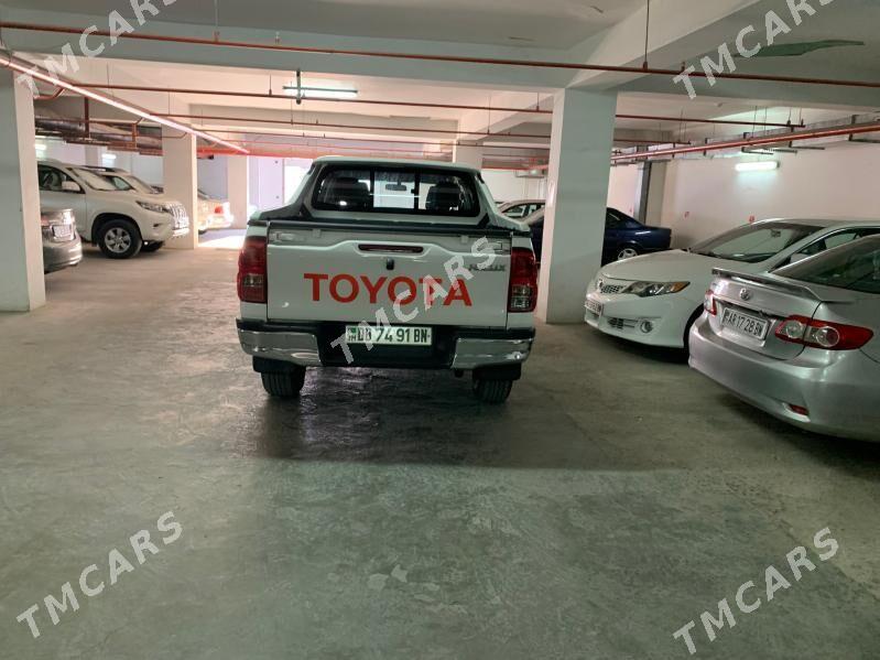 Toyota Hilux 2017 - 440 000 TMT - Aşgabat - img 2