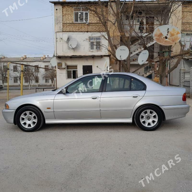 BMW E39 2002 - 100 000 TMT - Балканабат - img 4