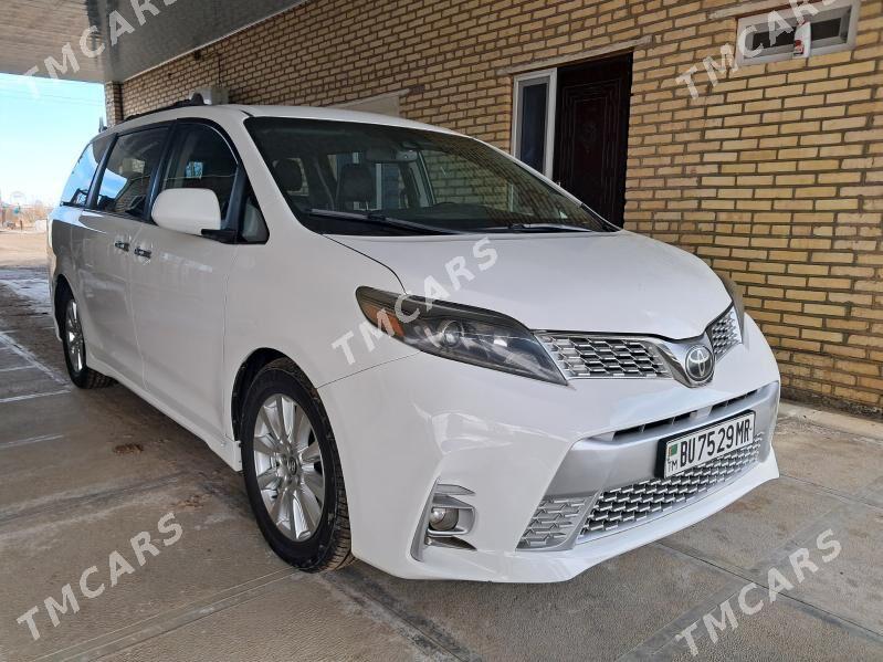 Toyota Sienna 2018 - 345 000 TMT - Мургап - img 3