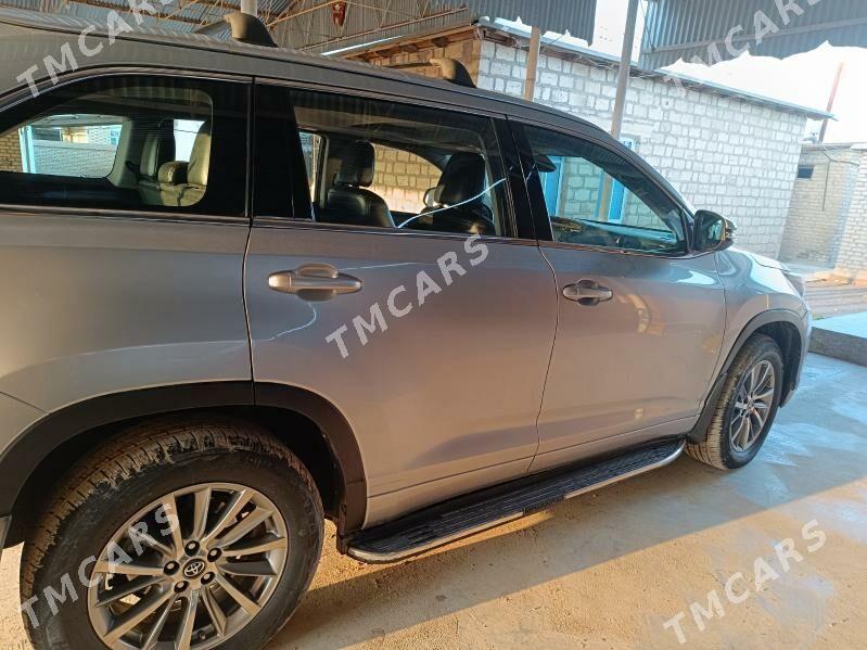 Toyota Highlander 2017 - 370 000 TMT - Векильбазар - img 3