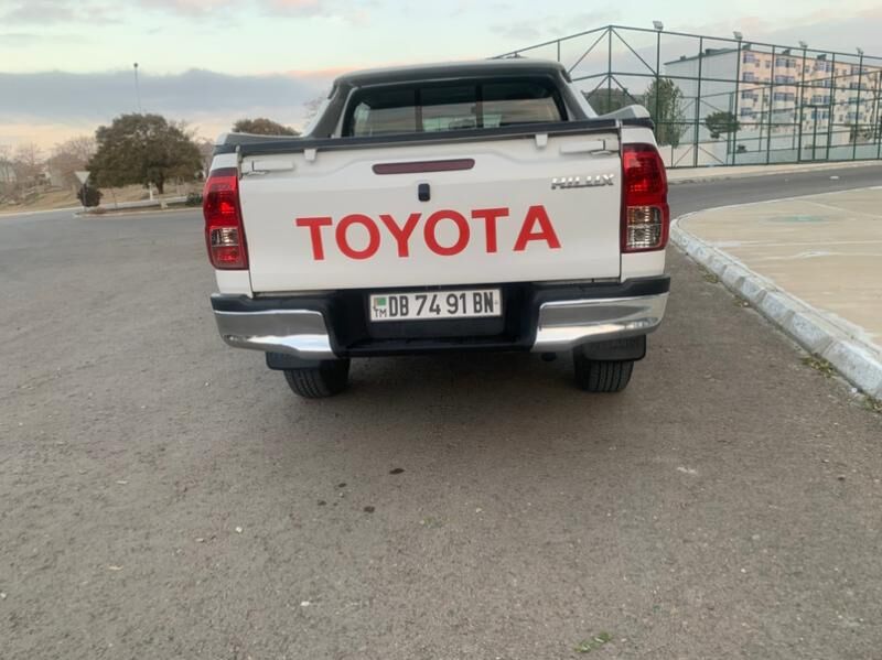 Toyota Hilux 2017 - 440 000 TMT - Türkmenbaşy - img 9