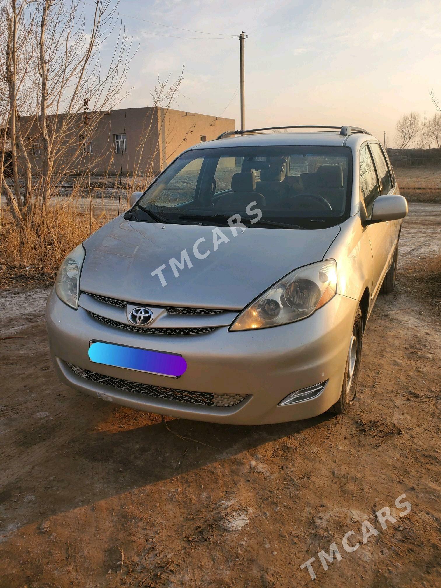 Toyota Sienna 2006 - 260 000 TMT - Köneürgenç - img 3