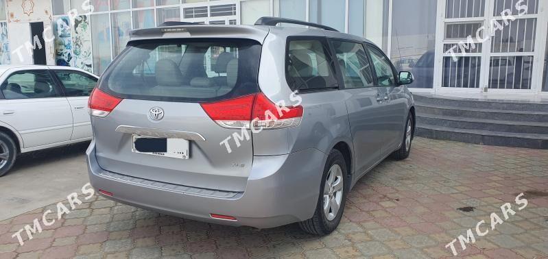 Toyota Sienna 2011 - 260 000 TMT - Мары - img 2