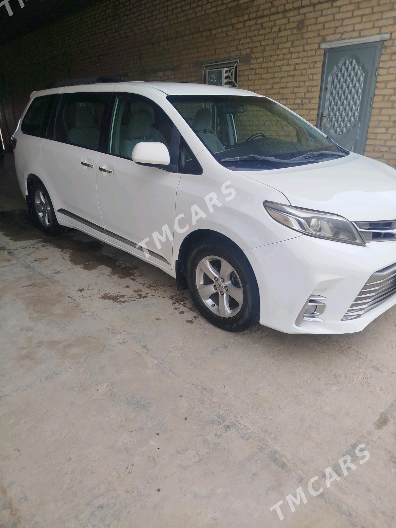 Toyota Sienna 2016 - 319 000 TMT - Мары - img 3