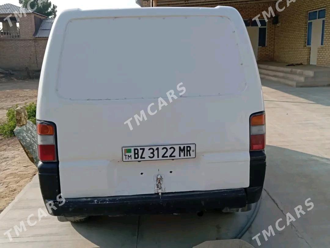 Toyota Hiace 2004 - 37 000 TMT - Мары - img 3