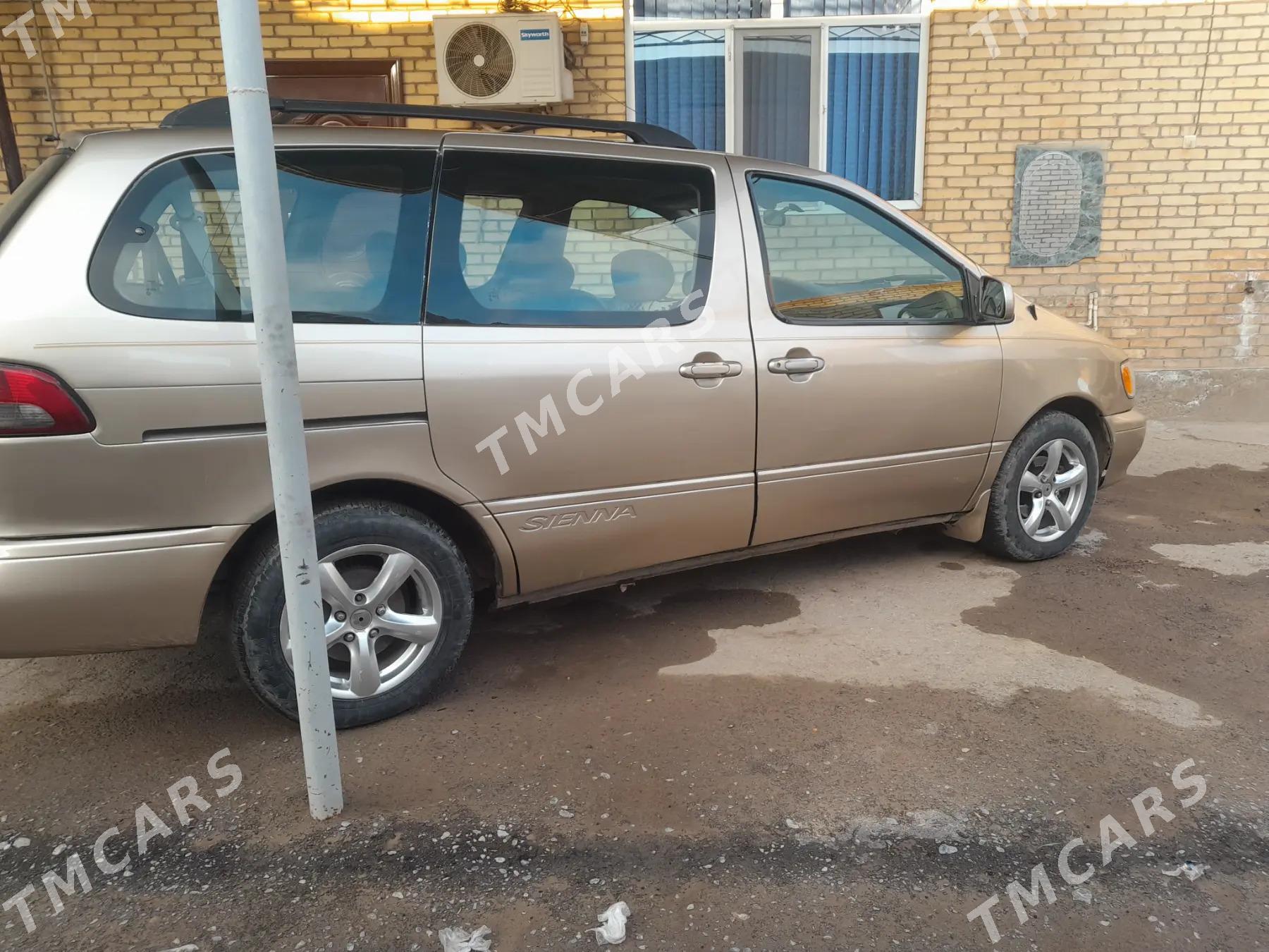 Toyota Sienna 2001 - 130 000 TMT - Сакар - img 3