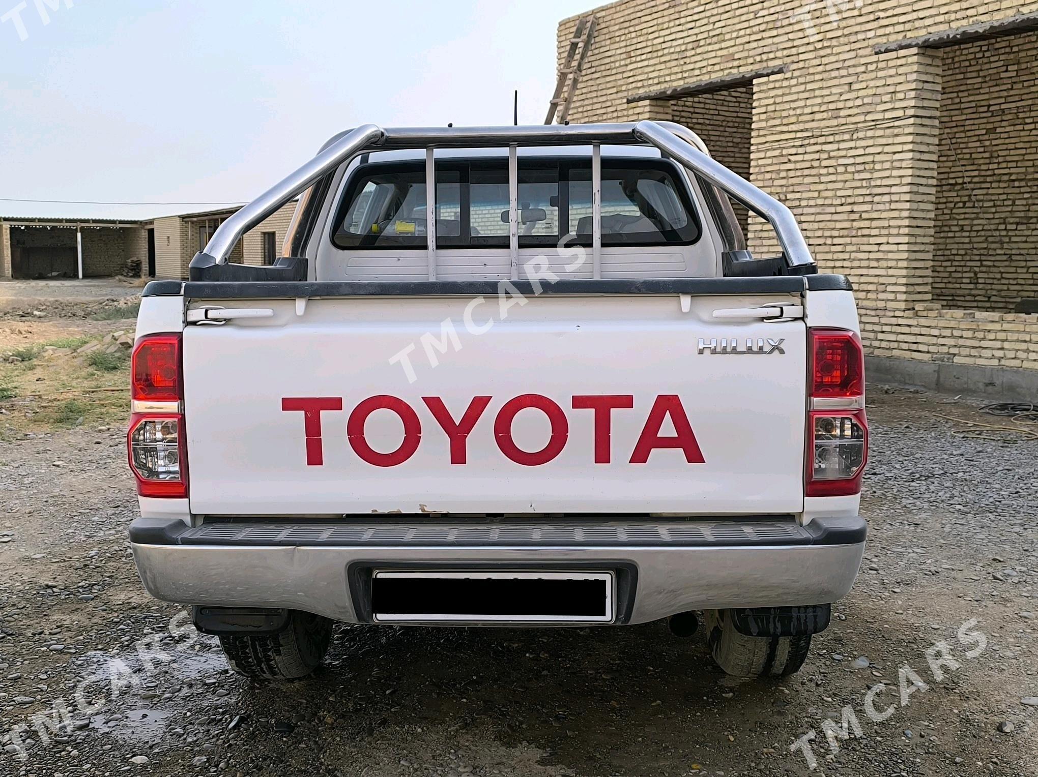 Toyota Hilux 2014 - 320 000 TMT - Серахс - img 2