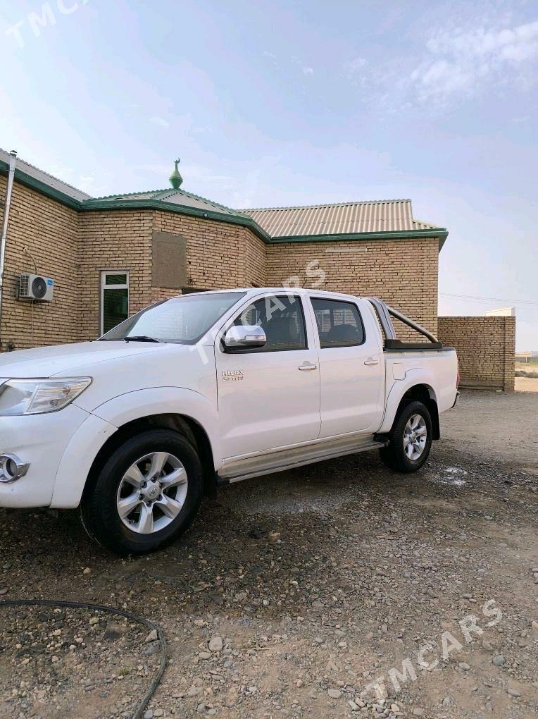 Toyota Hilux 2014 - 320 000 TMT - Серахс - img 3